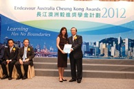 Ms. Shally Fan (left), Director of Academic Links, receives a plaque recognizing the partnership between CUHK and the Endeavour Australia Cheung Kong Awards from Mr. H L Kam, Group Managing Director of Cheung Kong Infrastructure Holdings Limited.